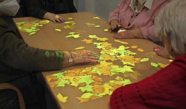 Bewegung auf den Tisch und in die Grup...ingt das neue Angebot im Pflegeheim.    | Foto: Caritasverband Lahr