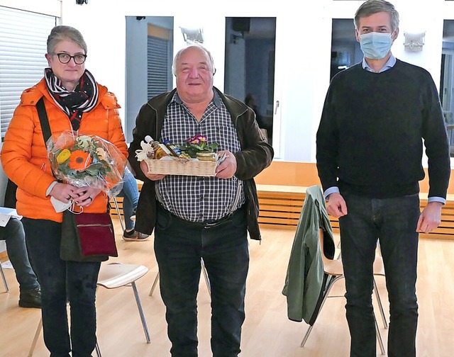 Brgermeister Christian Mauch bedankt ... die langjhrige gute Zusammenarbeit.   | Foto: Juliane Khnemund