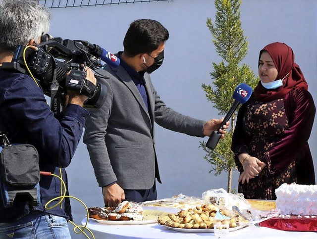 Bei der Erffnung der Bckerei zum Int...ichtete auch das irakische Fernsehen.   | Foto: Verein Zarok