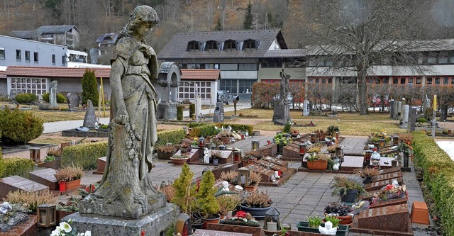 Die Bestattungskosten in St. Blasien b...ie Stadt eine geringere Kostendeckung.  | Foto: Sebastian Barthmes