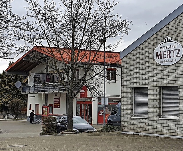 An der Hauptstrae in Kollmarsreute so...i Mertz geben hier ihre Standorte auf.  | Foto: Michael Strter