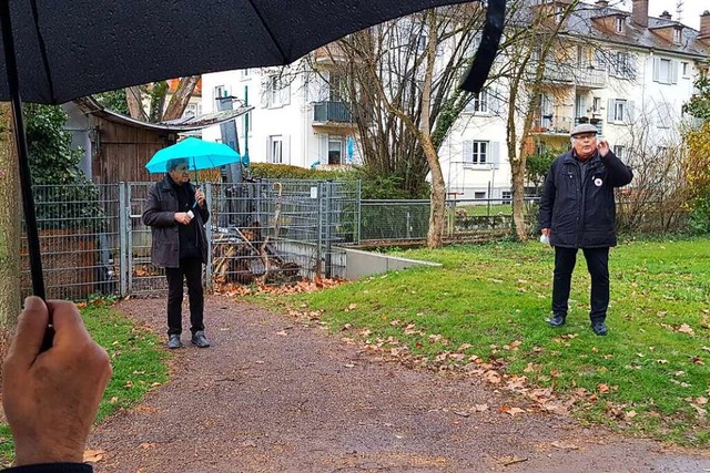 Coronakonform auf Abstand und im Regen...uz (links) und Erhard Schulz sprachen.  | Foto: Gerhard Walser