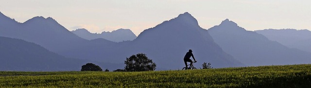 Rauf in die Berge oder lieber  ans Mee...n sich viele Menschen in der Pandemie.  | Foto: Karl-Josef Hildenbrand (dpa)