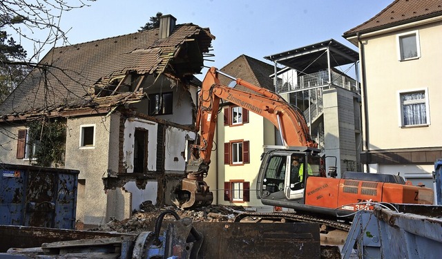 Hinter dem frheren  Gasthaus Ochsen w...t ein altes Nebengebude abgebrochen.   | Foto: Hannes Lauber