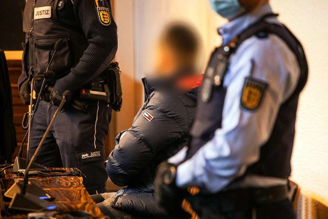 Einer der Angeklagten am Donnerstag in...richtssaal des Freiburger Landgerichts  | Foto: Philipp von Ditfurth (dpa)