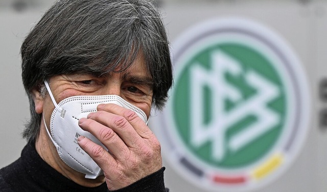 Joachim Lw vor der DFB-Zentrale &#8211; natrlich mit Maske  | Foto: Arne Dedert (dpa)