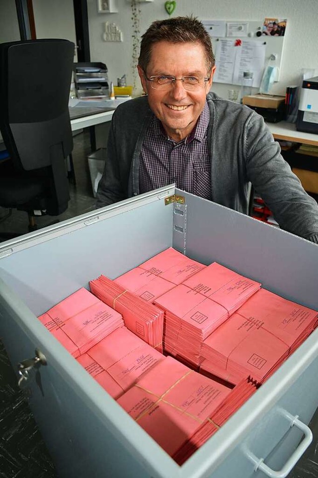 Wahlleiter Jrgen Schopferer ist ganz ...aber doppelt so viele Auszhler parat.  | Foto: Hannes Lauber