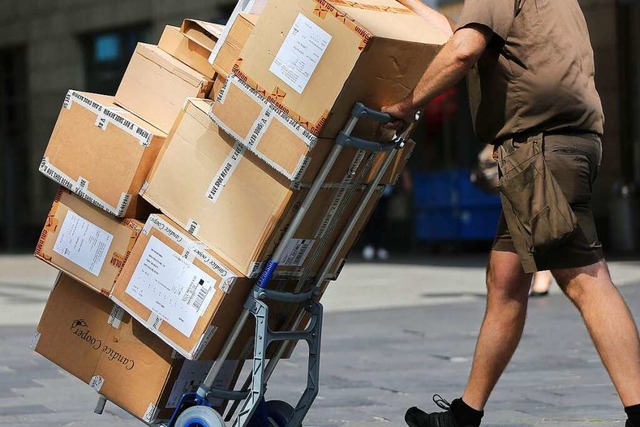 Bei seiner Arbeit als Paketbote hat ei...t Retouren unterschlagen. (Symbolfoto)  | Foto: Oliver Berg (dpa)