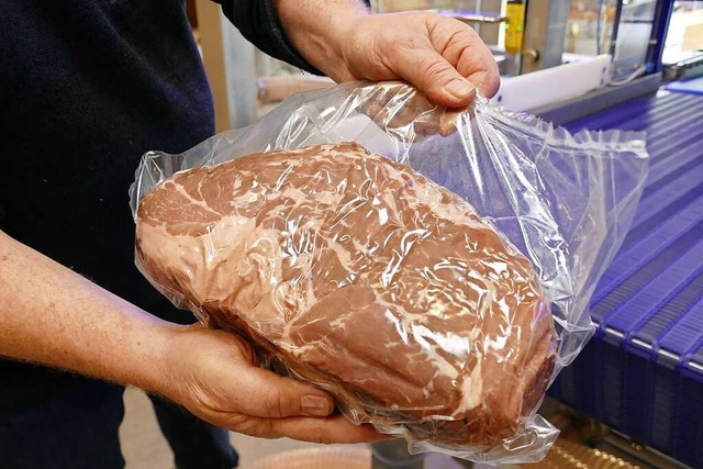 In Sekundenschnelle wird Fleisch  verpackt und vakuumiert.  | Foto: Sarah Trinler