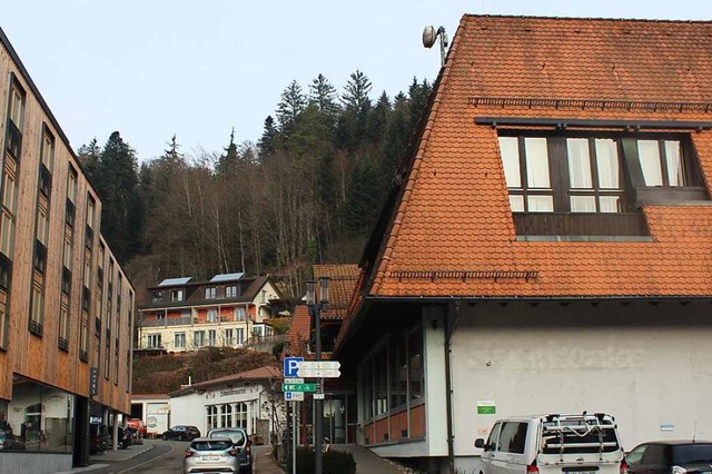 Das nun  &#8222;alte&#8220; Sparkassen...issen  und durch einen Neubau ersetzt.  | Foto: Bernd Fackler