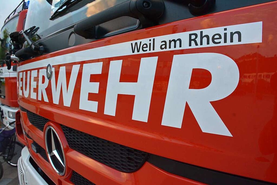Die Feuerwehr Weil am Rhein ist im Ein...ahrer aus seinem Fahrzeug zu befreien.  | Foto: Hannes Lauber