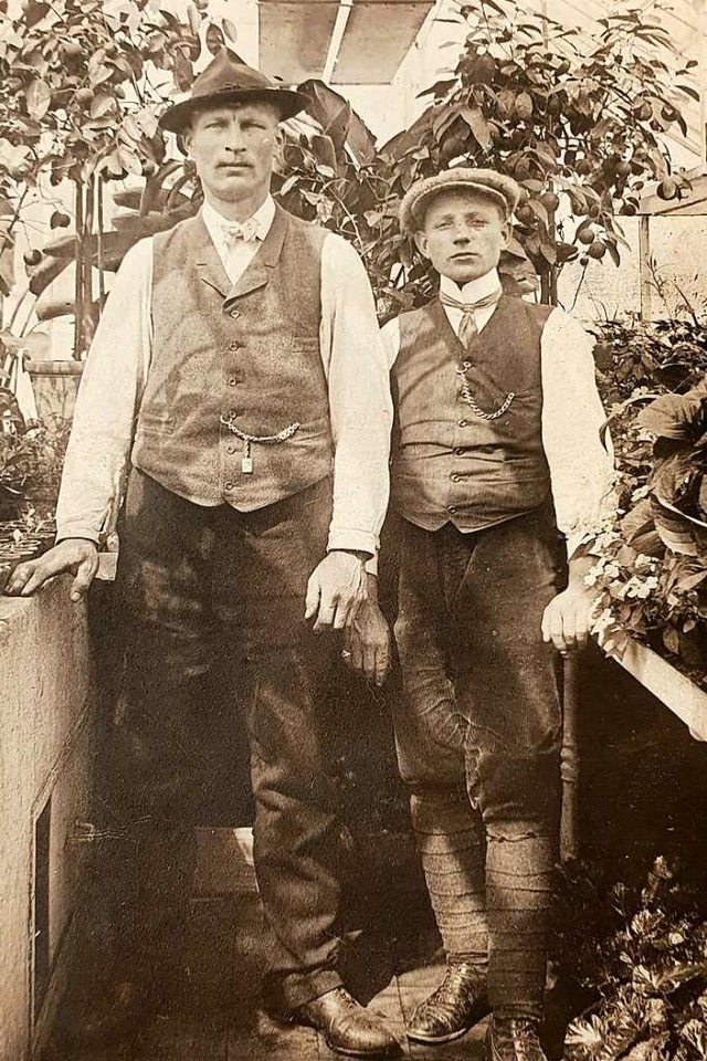 Eine historische Fotografie zeigt Wilh...(links) zusammen mit   einem Gehilfen.  | Foto: Archiv Grninger