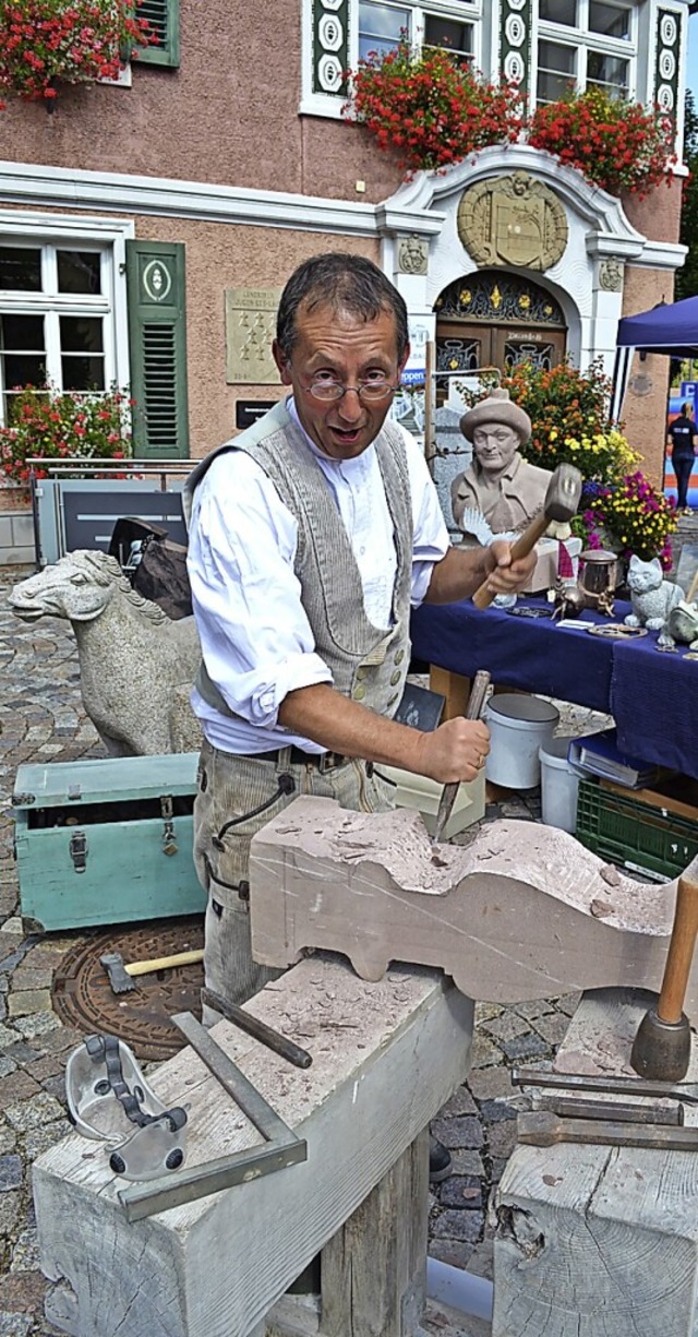 Steinmetz Werner Grninger bei der Arbeit auf dem Marktplatz 2016.  | Foto: Liane Schilling