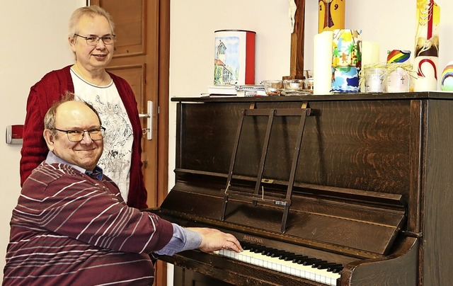 Das evangelische Pfarrerpaar Ina und M... Besuche bei Senioren im Altenzentrum.  | Foto: Martha Weishaar