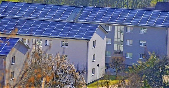 Strom fr Mieter und auch andere  prod...h-Photovoltaikanlage auf den Gebuden.  | Foto: Edgar Steinfelder