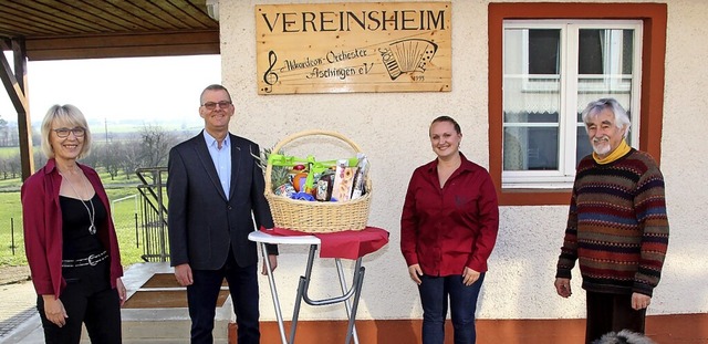 Renate Linder (von links) bergab Diet...Dieter Schchtelin einen Geschenkkorb.  | Foto: Reinhard Cremer