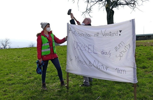 Die BI Tunnel nutzte den Termin mit St... &#8222;Pflcke einzuschlagen&#8220;.   | Foto: Dora Schls