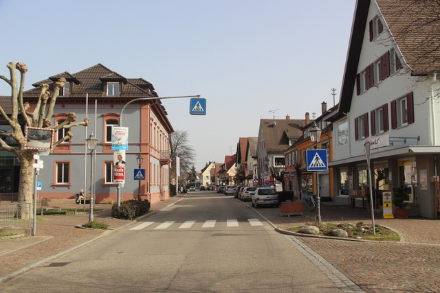 Die Hauptstrae in Btzingen mit dem Rathaus (links)  | Foto: Horst David