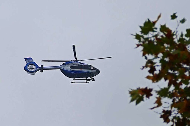 Auch mittels Polizeihubschrauber fahndet die Polizei nach dem zweiten Mann.  | Foto: Helmut Seller