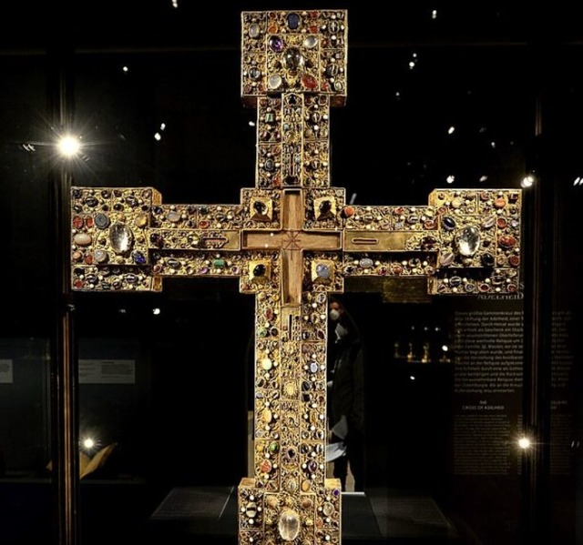 Das Adelheidkreuz aus dem 11. Jahrhundert ist im Augustinermuseum zu sehen.  | Foto: Ingo Schneider