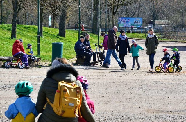 Vor allem Familien mit Kindern waren a...en Tag nach der ffnung im Tiergehege.  | Foto: Michael Bamberger