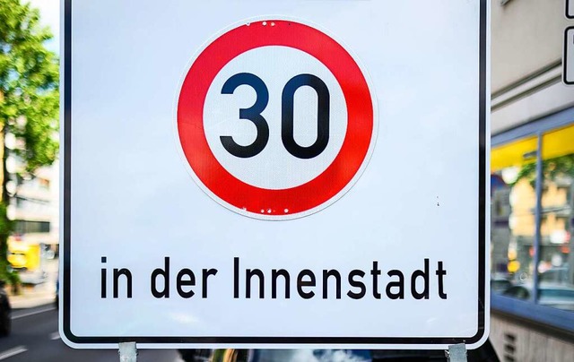 Freiburg plant die Ausweitung der 30er... noch den Verkehrsminister berzeugen.  | Foto: Andreas Arnold (dpa)