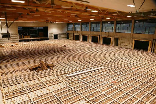 Blick von oben in die neue Halle: Der ..., aktuell wird der Sportboden verlegt.  | Foto: Sarah Trinler