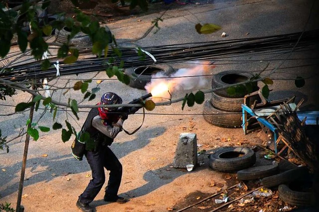 Ein Polizist schiet bei einem Anti-Pu... einem Granatwerfer auf Demonstranten.  | Foto: Theint Mon Soe (dpa)