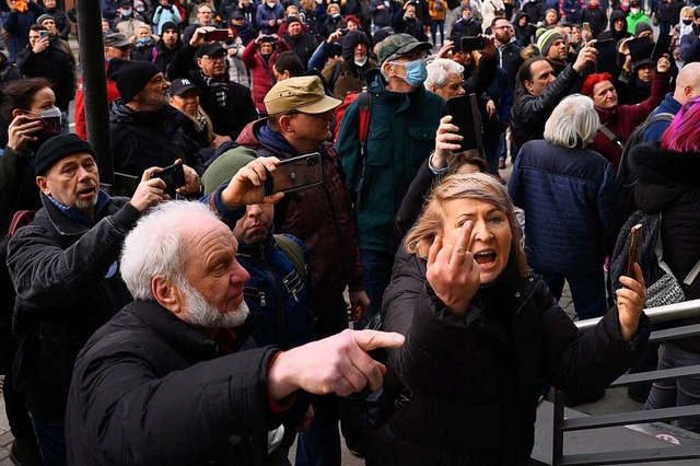 Demonstranten in Dresden whrend einer Kundgebung am Congresszentrum.  | Foto: Sebastian Kahnert (dpa)