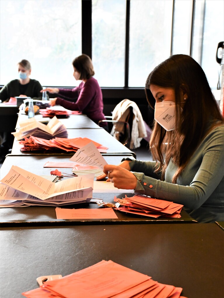 Im Lrracher Rathaus werden am Sonntagnachmittag die Briefwahlstimmen  fr die Auszhlung vorbereitet.