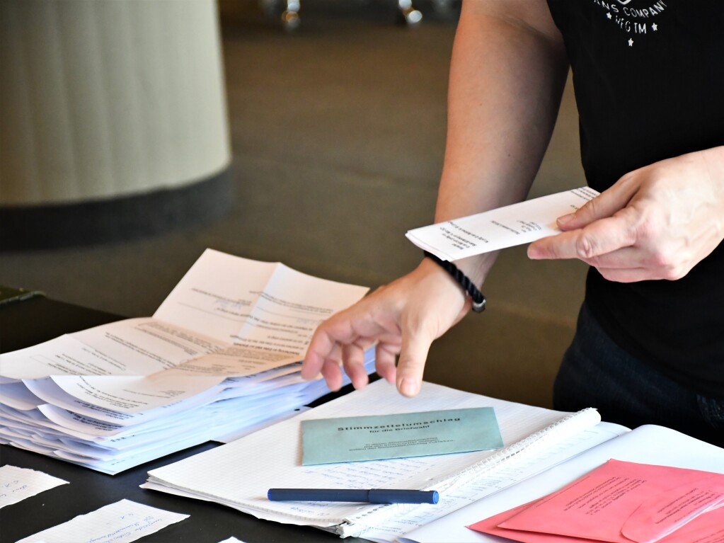 Im Lrracher Rathaus werden am Sonntagnachmittag die Briefwahlstimmen  fr die Auszhlung vorbereitet.