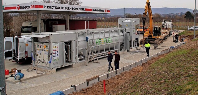 Eine ffentliche Flssiggas-Tankstelle... Spedition Wildt in Ettenheim gebaut.   | Foto: Erika Sieberts