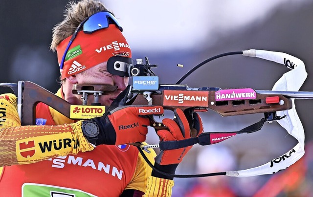 Biathlet Benedikt Doll nimmt zu viel H...n der Strecke mit an den Schiestand.   | Foto: Lubo Pavlek (dpa)