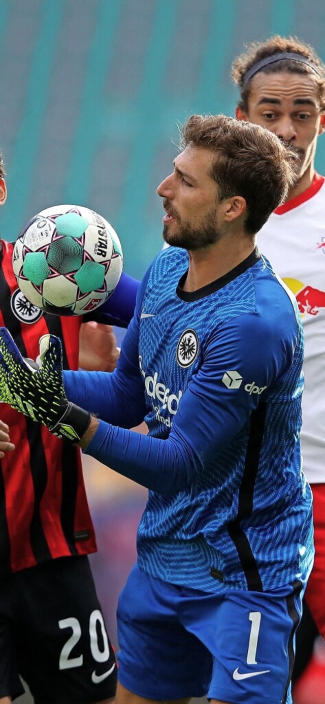 Starker Rckhalt: Eintracht-Torhter Kevin Trapp klrt  vor Yussuf Poulsen.  | Foto: RONNY HARTMANN (AFP)