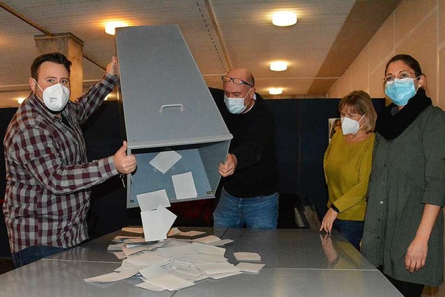 Um 18 Uhr ffnen Wahlhelfer im Weiler ... Urne und beginnen mit der Auszhlung.  | Foto: Hannes Lauber