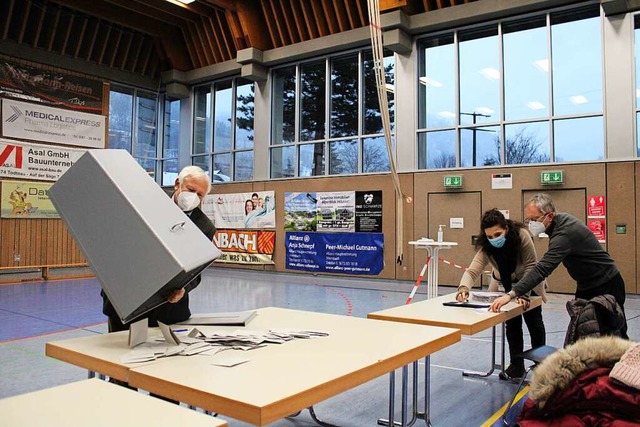 Wahlvorstand Gerhard Michler entleert ...lbergerghalle in Todtnau die Wahlurne.  | Foto: Manuel Hunn