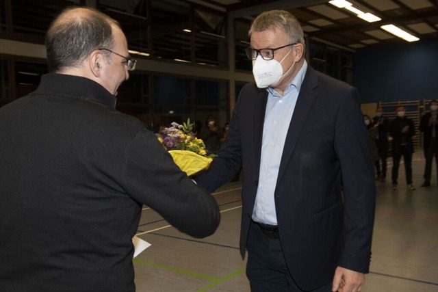 Harald Stoll, Gemeinderat und Brgerme... gratuliert dem Wahlsieger Dirk Blens.  | Foto: Volker Mnch