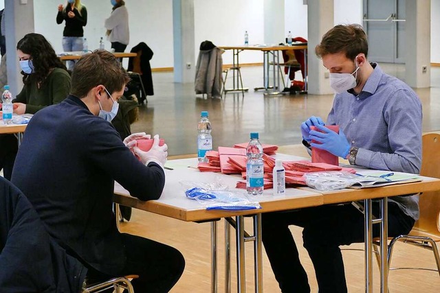 Mit Maske und Handschuhe: Wahlhelfer ...im Brgersaal die Briefwahlunterlagen.  | Foto: Verena Pichler