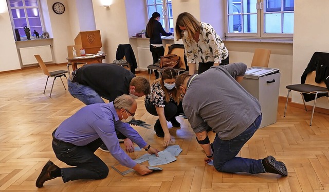 Briefwahlurnen wurden im Ratssaal gele...eder Wahlhelfer einen Sto zum zhlen.  | Foto: Juliane Khnemund