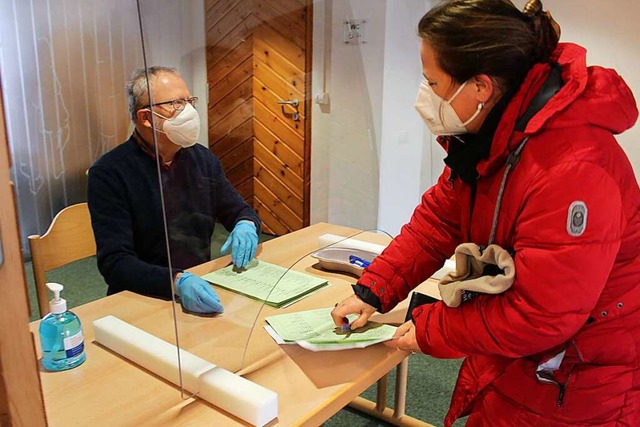 Mit Masken, Handschuhen Scheibe und De...r Foto zeigt ein Wahllokal in  Stegen.  | Foto: Erich Krieger