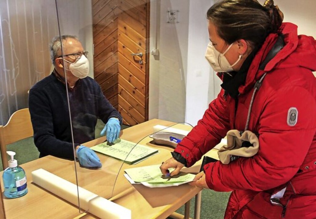 Mit Masken, Handschuhen Scheibe und De...Foto zeigt ein Wahllokal in  Stegen.    | Foto: Erich Krieger