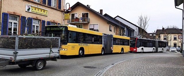Wenn zwei Gelenkbusse in der Hauptstra...,  ist die Fahrbahn minutenlang dicht.  | Foto: Hubert Gemmert