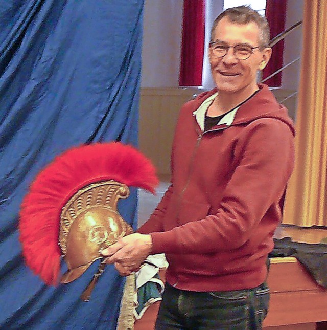 Organisator Ralf Elmlinger mit Requisi...aus der Kulisse der Verleugnungs-Szene  | Foto: Nina Herrmann