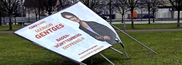 Sinnbildlich fr das CDU-Wahlergebnis: ein vom Sturm umgeworfenes Wahlplakat.   | Foto: Wolfgang Knstle