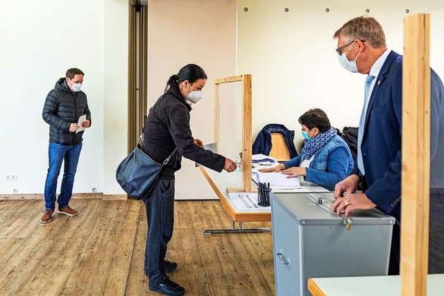 Urnenwahl im Gottenheimer Gemeindehaus...rechts) ist als Wahlhelfer im Einsatz.  | Foto: Hubert Gemmert