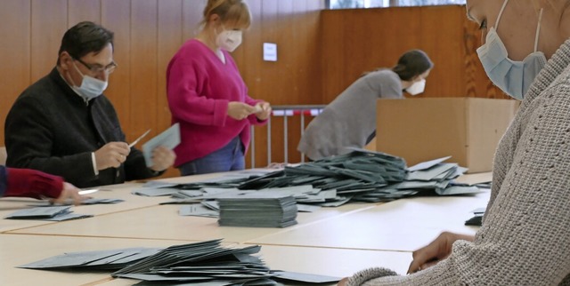 Kurz nach 18 Uhr begann in der Breisac... die Auszhlung der Briefwahlstimmen.   | Foto: Sattelberger