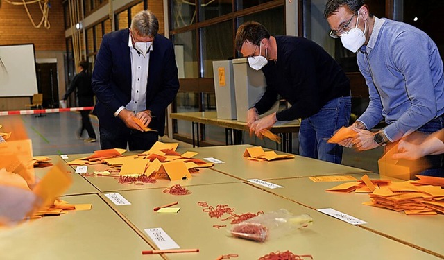 Die Wahlhelfer beim Auszhlen in der Schwarzwaldhalle.  | Foto: Volker Mnch