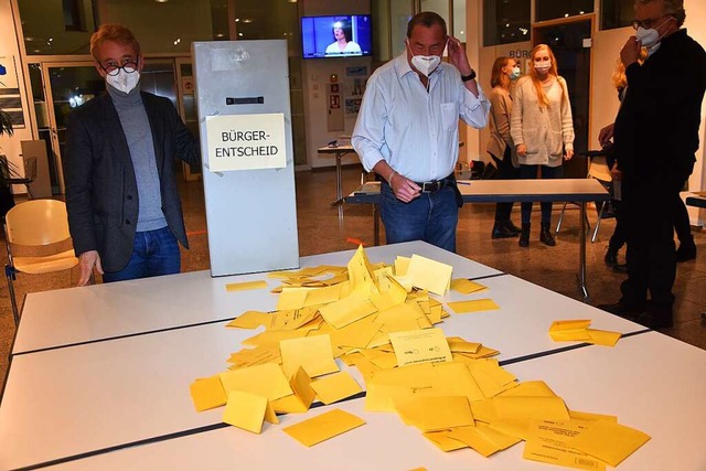 Stimmzettel liegen auf einem Tisch ver...ie Bebauung des Gebiets Ngelesee-Nord  | Foto: Andrea Steinhart