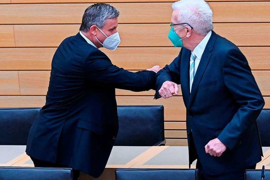 Hans-Ulrich Rülke (FDP) und Winfried Kretschmann (Grüne) begrüßen sich nachdem die ersten Hochrechnungen veröffentlicht wurden. (Foto: THOMAS KIENZLE (AFP)) Hans-Ulrich Rülke (FDP) und Winfried Kretschmann (Grüne) begrüßen sich nachdem die ersten Hochrechnungen veröffentlicht wurden. (Foto: THOMAS KIENZLE (AFP))