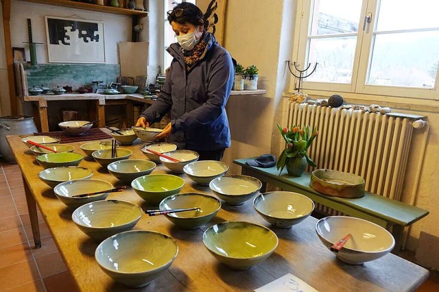 Ein Tisch voller Bowls war ein Anziehungspunkt bei Beatrix Sturm-Kerstan.  | Foto: Roswitha Frey